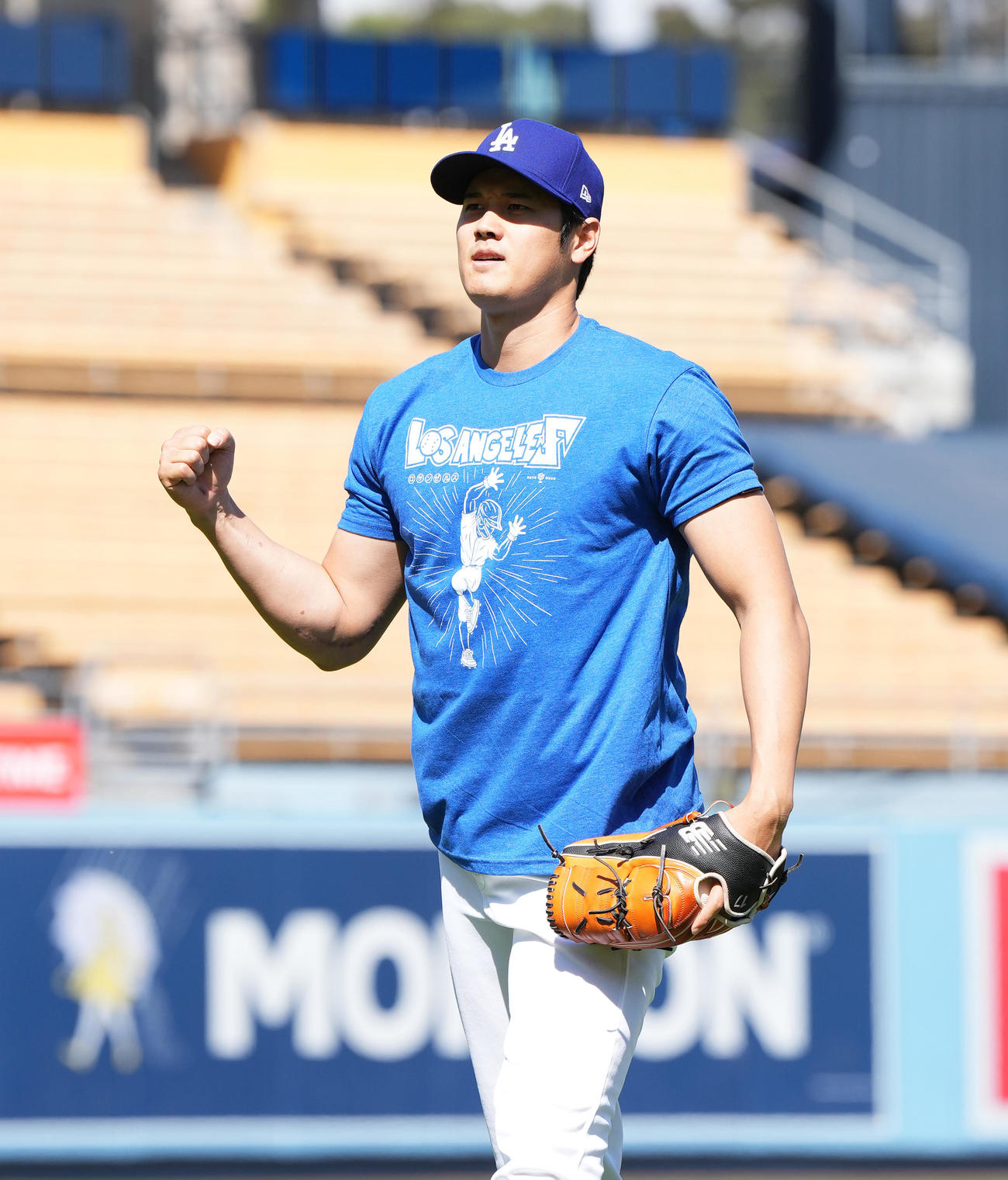 ドジャース対カージナルス　試合前、新しいデザインのTシャツを着てキャッチボールをするドジャース大谷（撮影・菅敏）