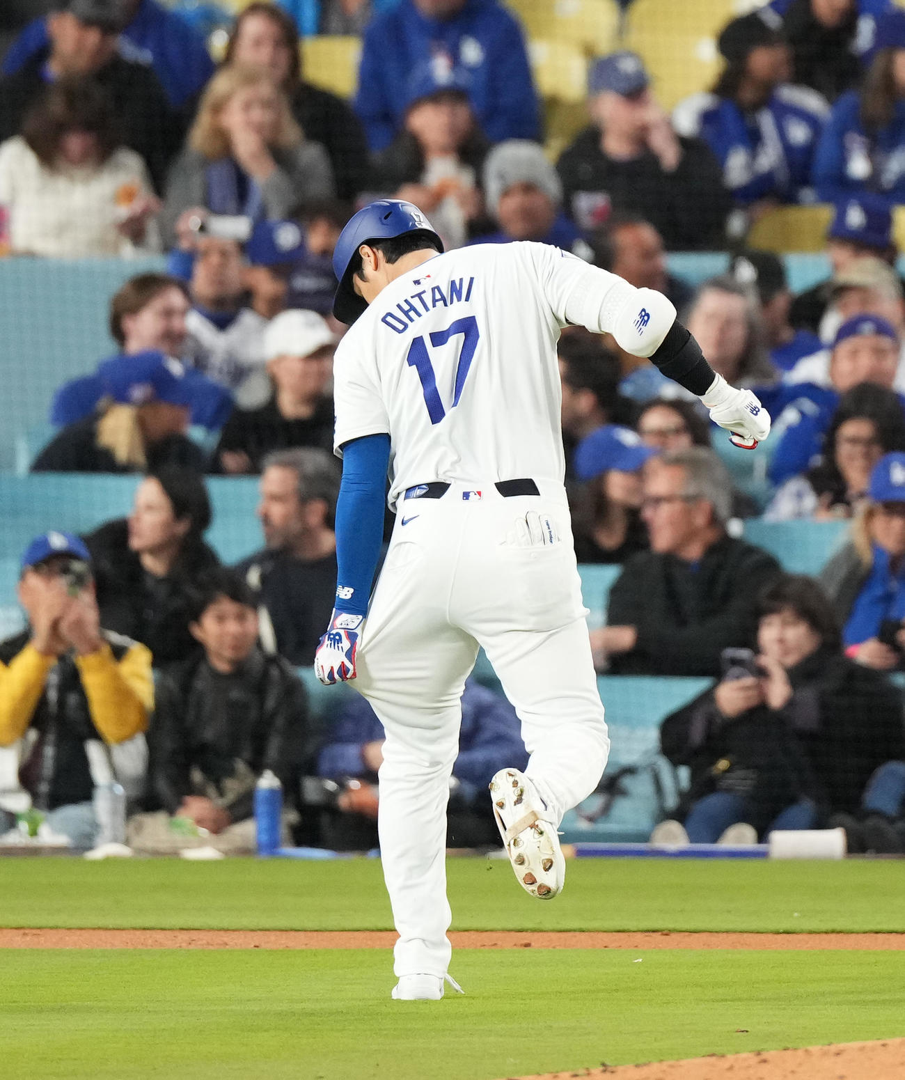 ドジャース対カージナルス　3回裏ドジャース2死、左飛に倒れ、ユニホームを引っ張りながらベンチに戻る大谷（撮影・菅敏）