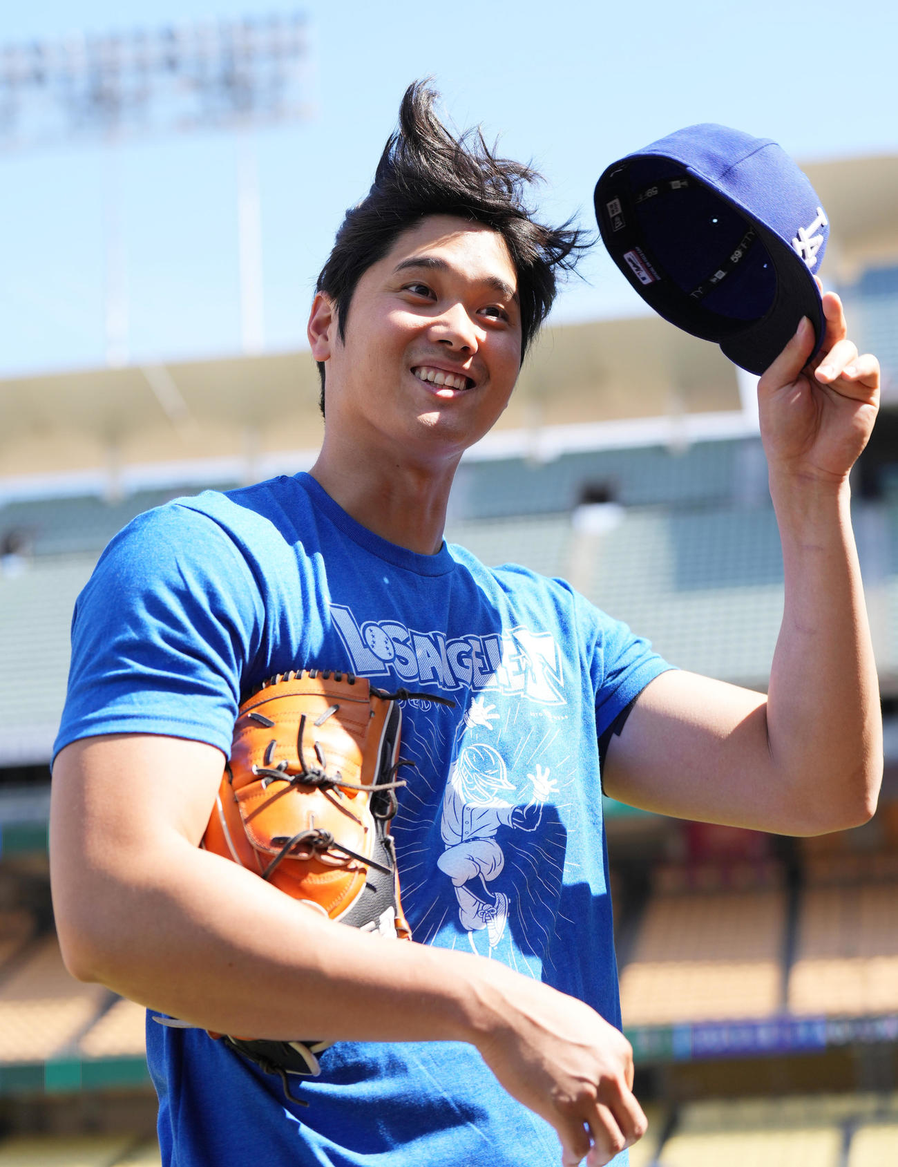 ドジャース対カージナルス　試合前、新しいデザインのTシャツを着て、笑顔を見せる大谷（撮影・菅敏）