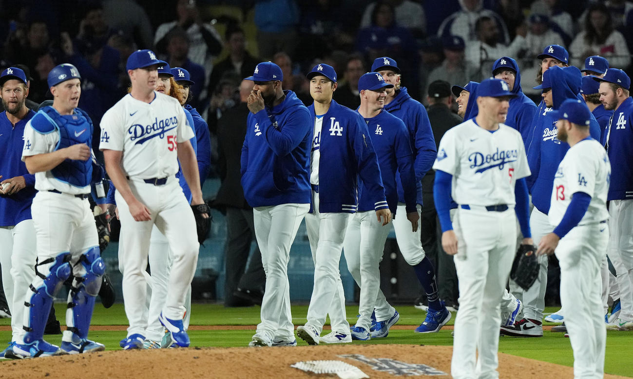 ドジャース対カージナルス　カージナルスに勝利し、ナインを迎えるドジャース大谷（中央）（撮影・菅敏）