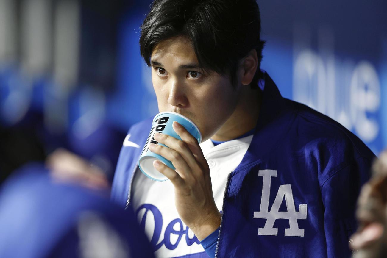 カージナルス戦のベンチのドジャース大谷（共同）