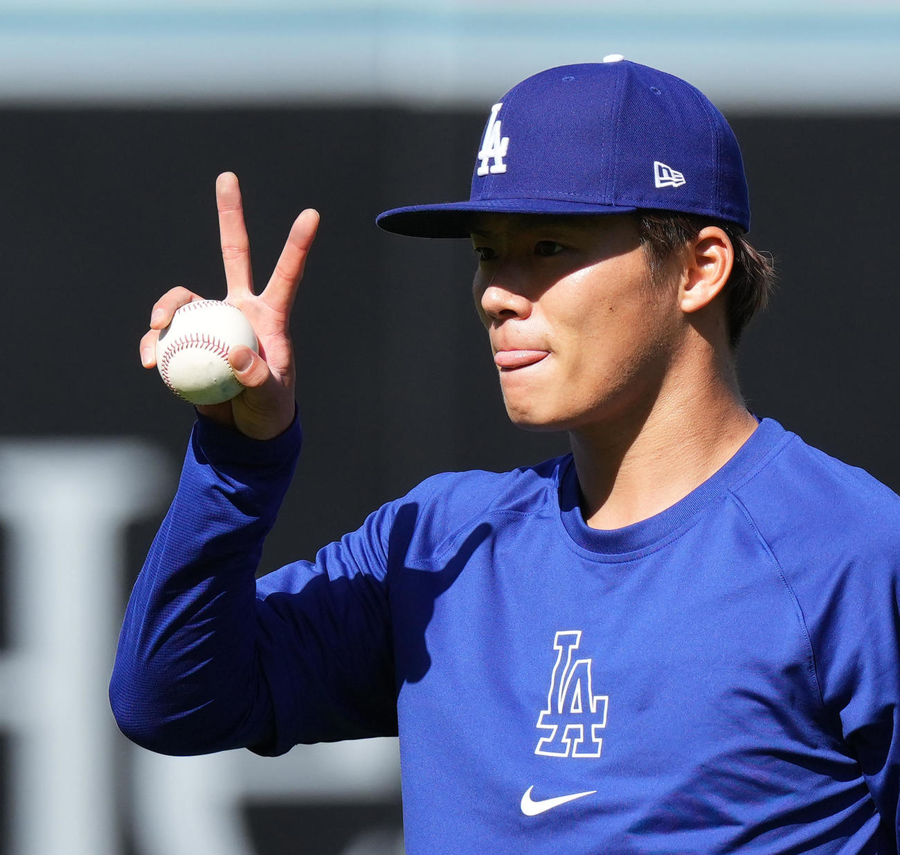 ドジャース対カージナルス　試合前、登板を翌日の控えリラックスした表情で調整するドジャース山本（撮影・菅敏）