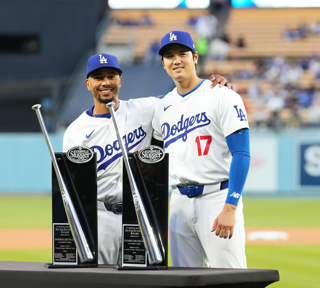 ドジャース対カージナルス　試合前、シルバースラッガー賞を受賞し、記念品を前にベッツ（左）と記念写真に納まるドジャース大谷（撮影・菅敏）