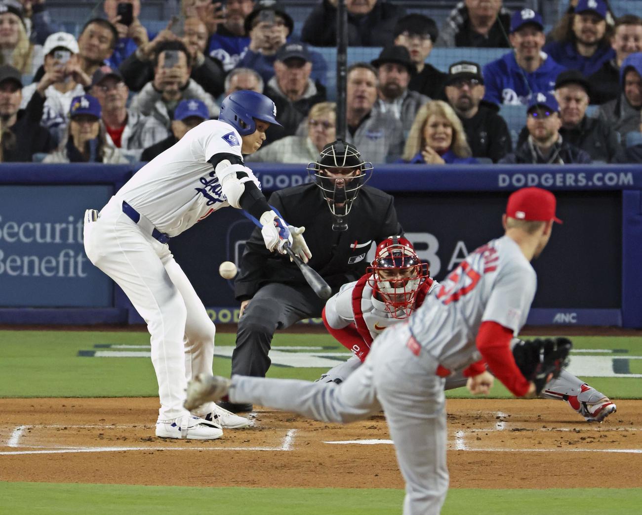 カージナルス戦の1回、二直に倒れたドジャース大谷。投手はトンプソン（共同）