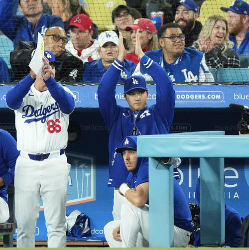 ドジャース対カージナルス　9回、見方の好捕にベンチで手をたたくドジャース大谷（右）（撮影・菅敏）