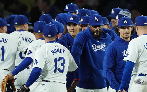 ドジャース対カージナルス　カージナルスに勝利し、ナインを迎えるドジャース大谷（中央）（撮影・菅敏）