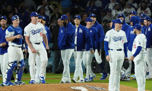 ドジャース対カージナルス　カージナルスに勝利し、ナインを迎えるドジャース大谷（中央）（撮影・菅敏）