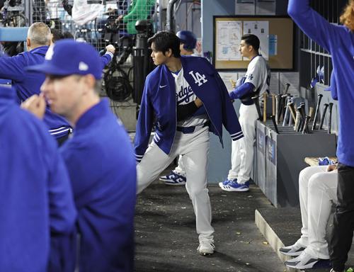 カージナルス戦のベンチで打席に備えるドジャース大谷（共同）