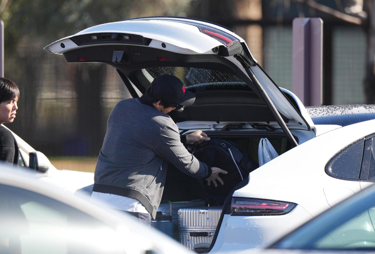 キャンプインを翌日に控え調整したドジャース大谷は、車のトランクを開けて荷物を入れる。左は水原通訳（2024年2月撮影）