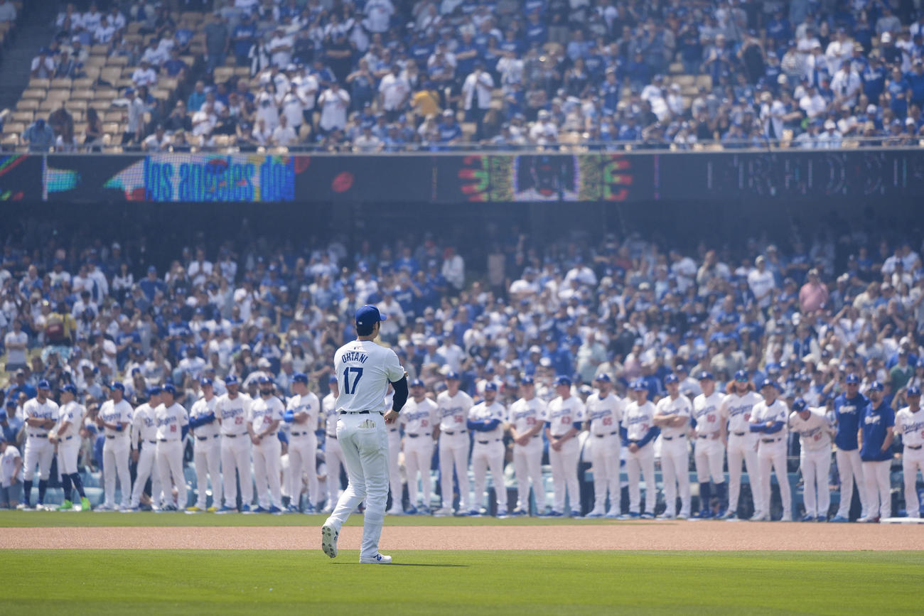 ドジャース対カージナルス　試合前セレモニーで本拠グラウンドに登場した大谷翔平（AP）