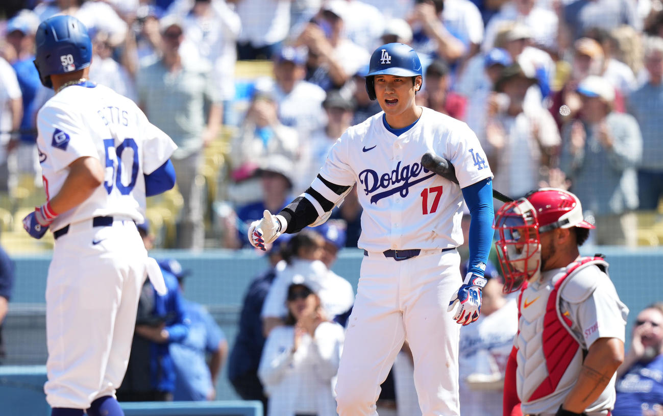 ドジャース対カージナルス　3回裏ドジャース無死、本塁打を放ったベッツ（左）を迎える大谷（撮影・菅敏）