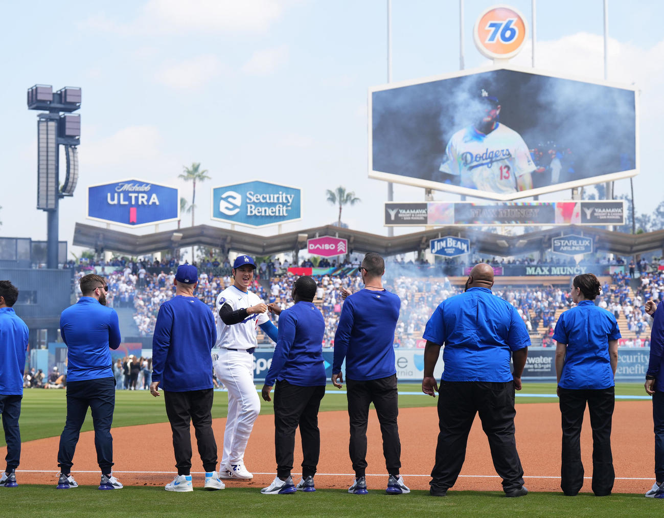 ドジャース対カージナルス　試合前のセレモニーに登場し、チーム関係者らとタッチをするドジャース大谷（左から3人目）（撮影・菅敏）