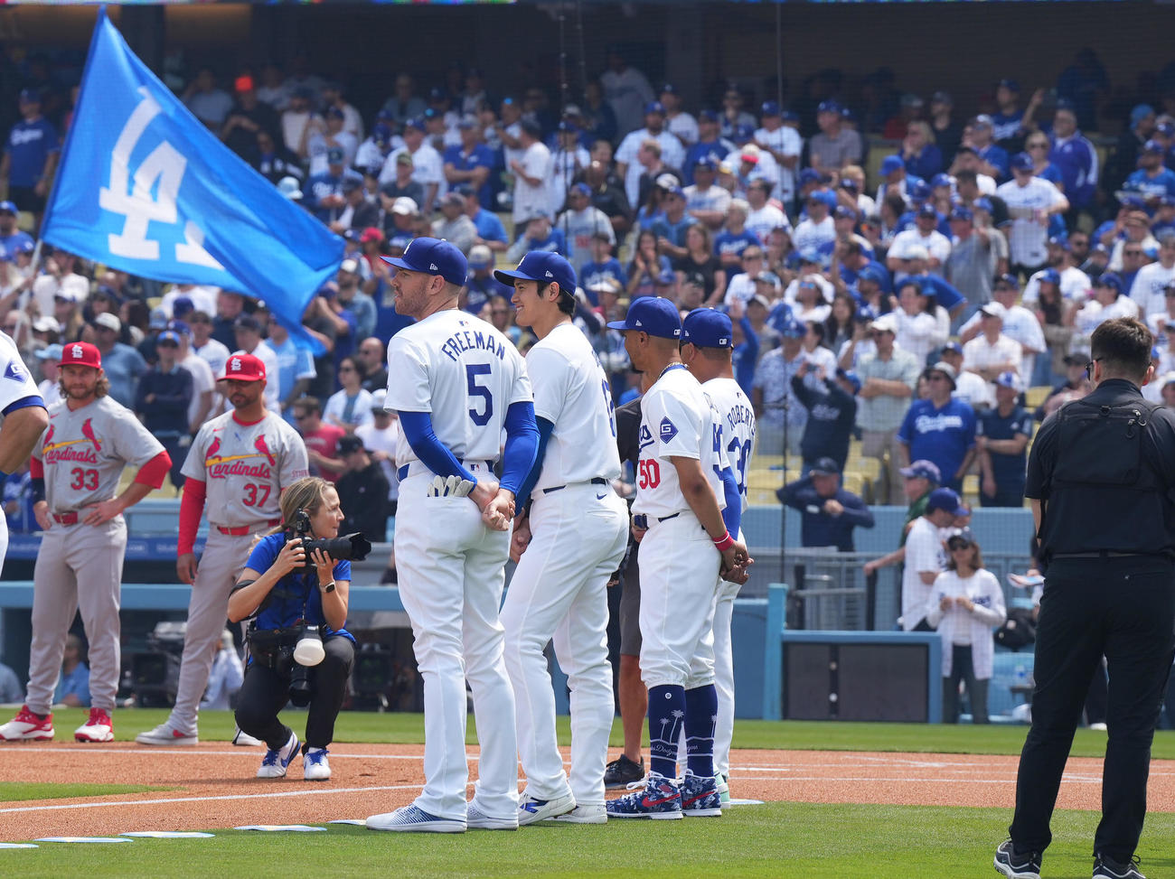 ドジャース対カージナルス　試合前のセレモニーに登場し、フィールドに整列するドジャース大谷（左から2人目）（撮影・菅敏）