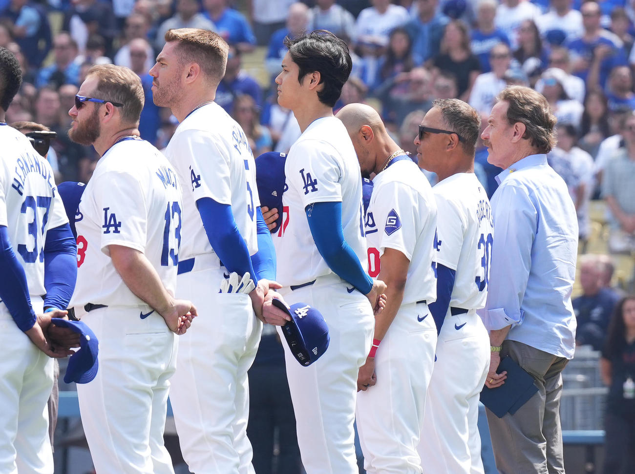 ドジャース対カージナルス　試合前のセレモニーでフィールドに整列し、米国国歌を斉唱するドジャース大谷（中央）（撮影・菅敏）
