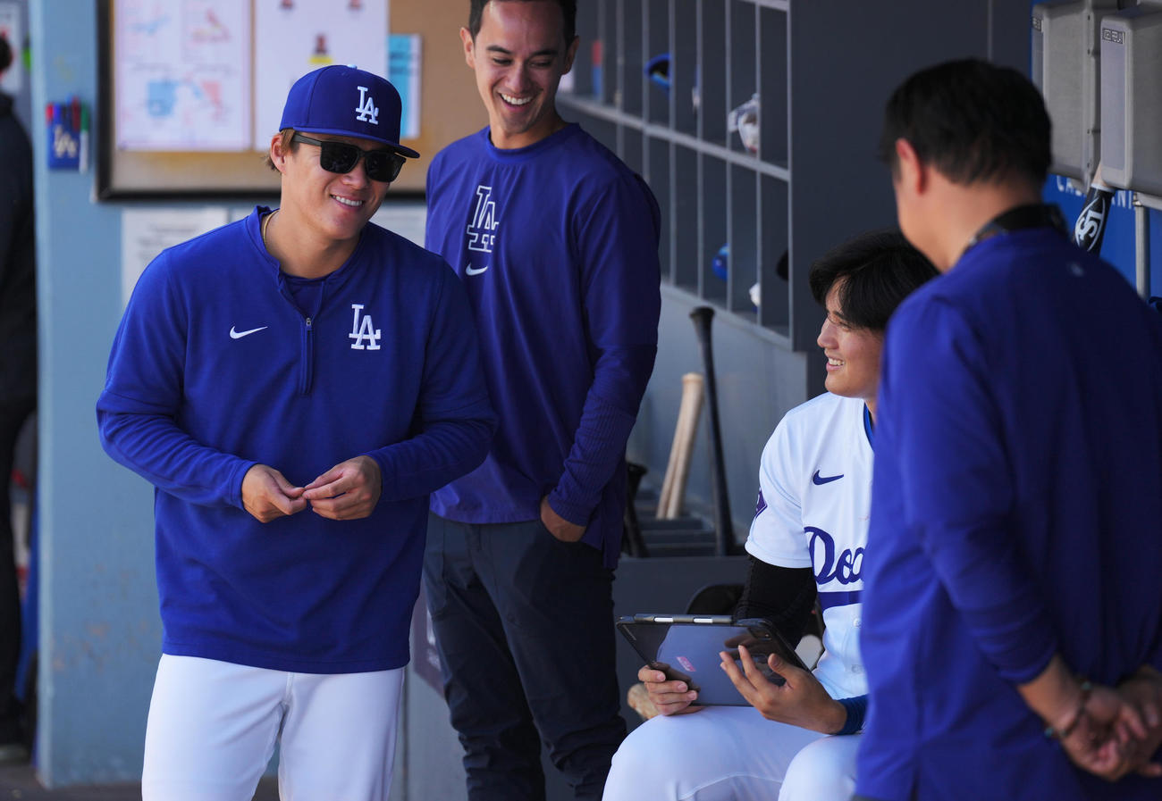 ドジャース対カージナルス　試合中、ベンチで打席を待つ大谷（右から2人目）に話しかけるドジャース山本（撮影・菅敏）