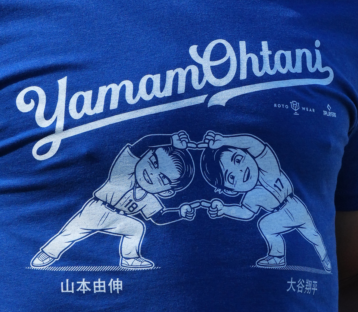ドジャース対カージナルス　試合前の練習で選手たちが着ていた大谷と山本のイラストが描かれたTシャツ（撮影・菅敏）