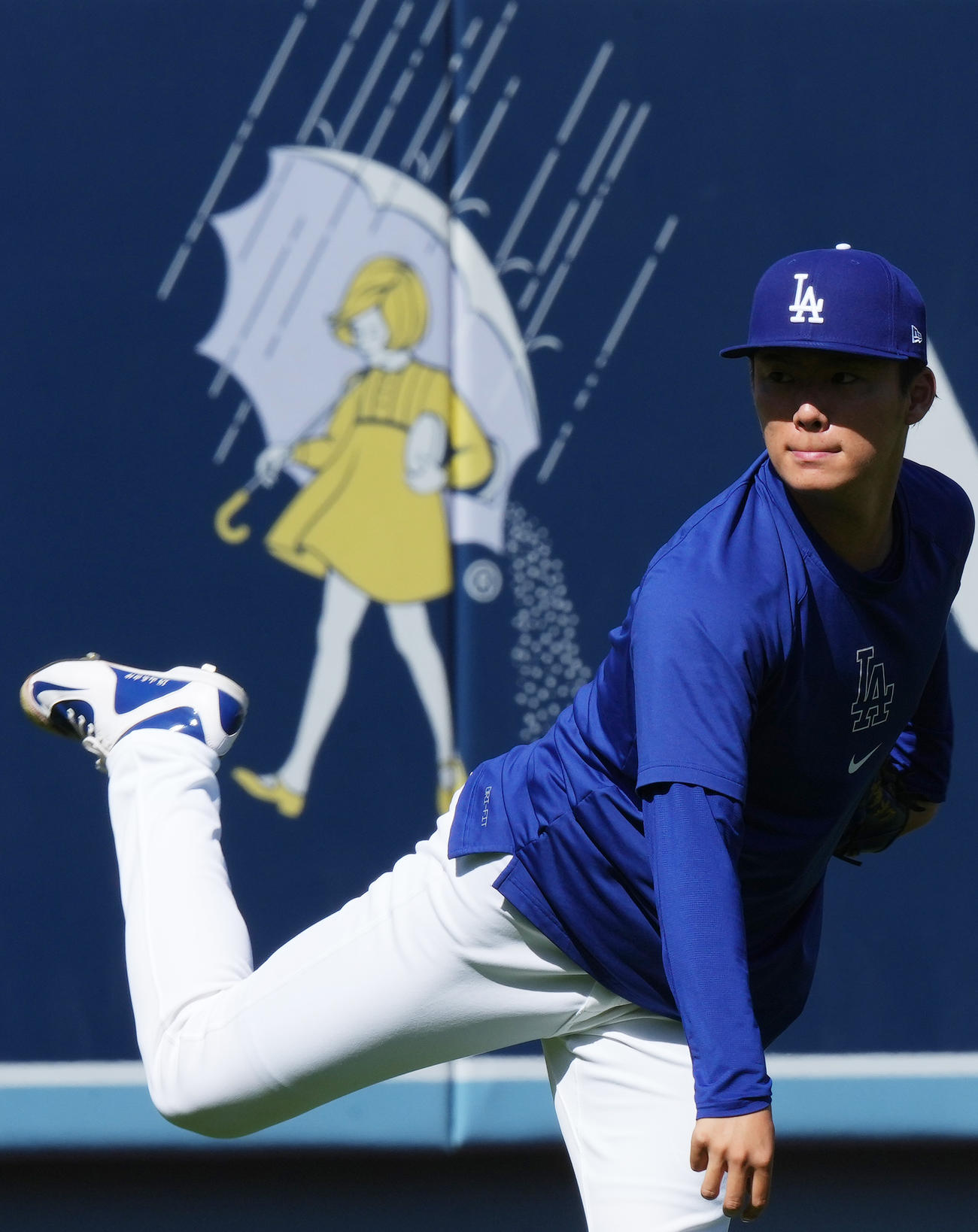 ドジャース対カージナルス　試合前、登板を翌日に控えキャッチボールで調整するドジャース山本（撮影・菅敏）