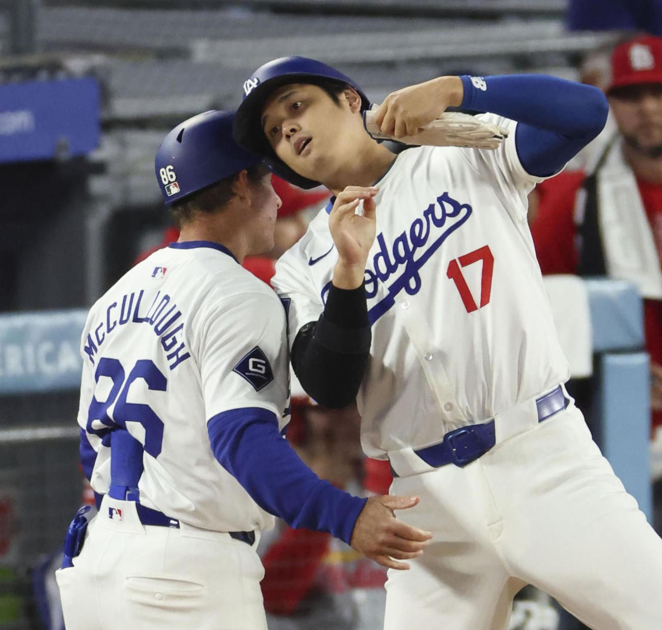 カージナルス戦の5回、四球を選び一塁コーチとヘルメットを合わすドジャース大谷（共同）