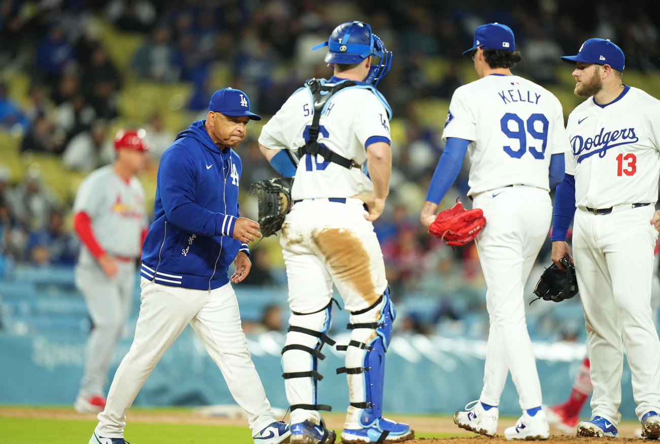 ドジャース対カージナルス　7回に登板し5失点のケリー（右から2人目)は、ロバーツ監督（左端)に交代を告げられる（撮影・菅敏）