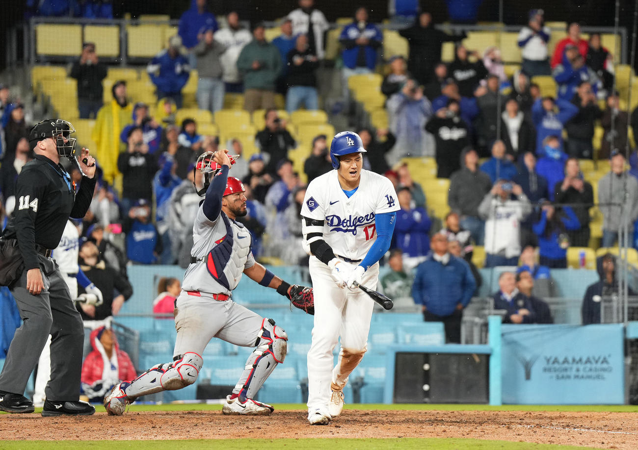 ドジャース対カージナルス　10回裏ドジャース2死満塁、チャンスの場面で遊飛に倒れゲームセットとし、肩を落とす大谷（撮影・菅敏）