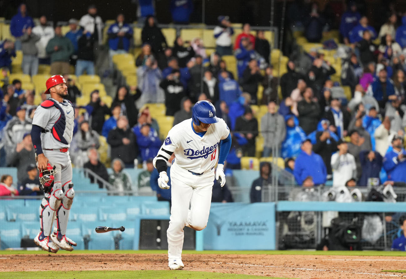 ドジャース対カージナルス　10回裏ドジャース2死満塁、チャンスの場面で遊飛に倒れゲームセットとし、肩を落とす大谷（撮影・菅敏）