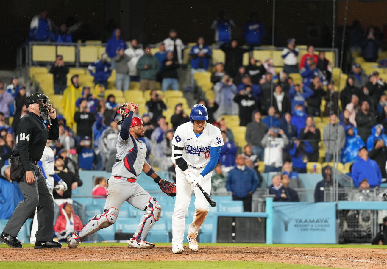 ドジャース対カージナルス　10回裏ドジャース2死満塁、チャンスの場面で遊飛に倒れゲームセットとし、肩を落とす大谷（撮影・菅敏）