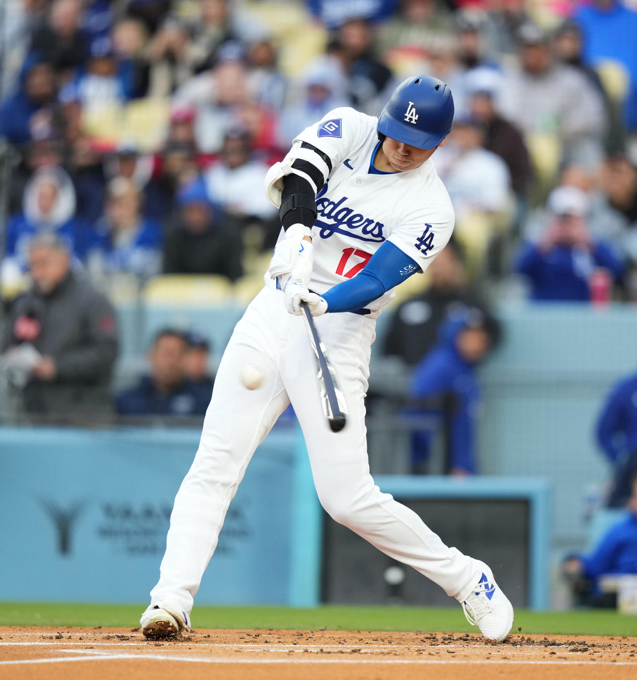 ドジャース対カージナルス　1回裏ドジャース無死一塁、右前打を放つ大谷（撮影・菅敏）