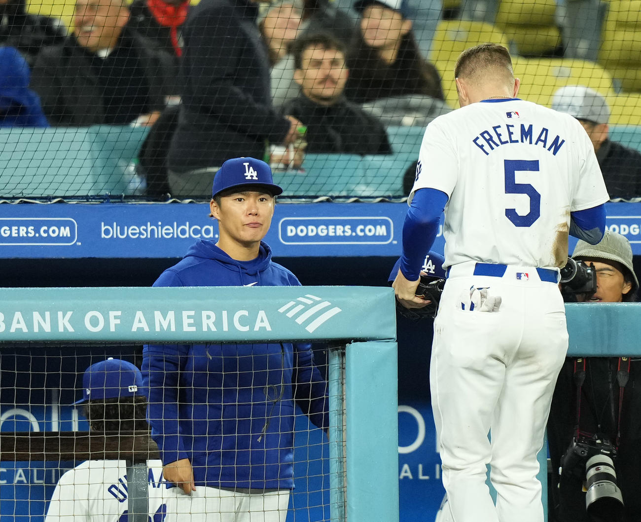 ドジャース対カージナルス　7回、味方の失点で勝ち星が流れ、ベンチで浮かない表情を見せるドジャース山本。右はフリーマン（撮影・菅敏）