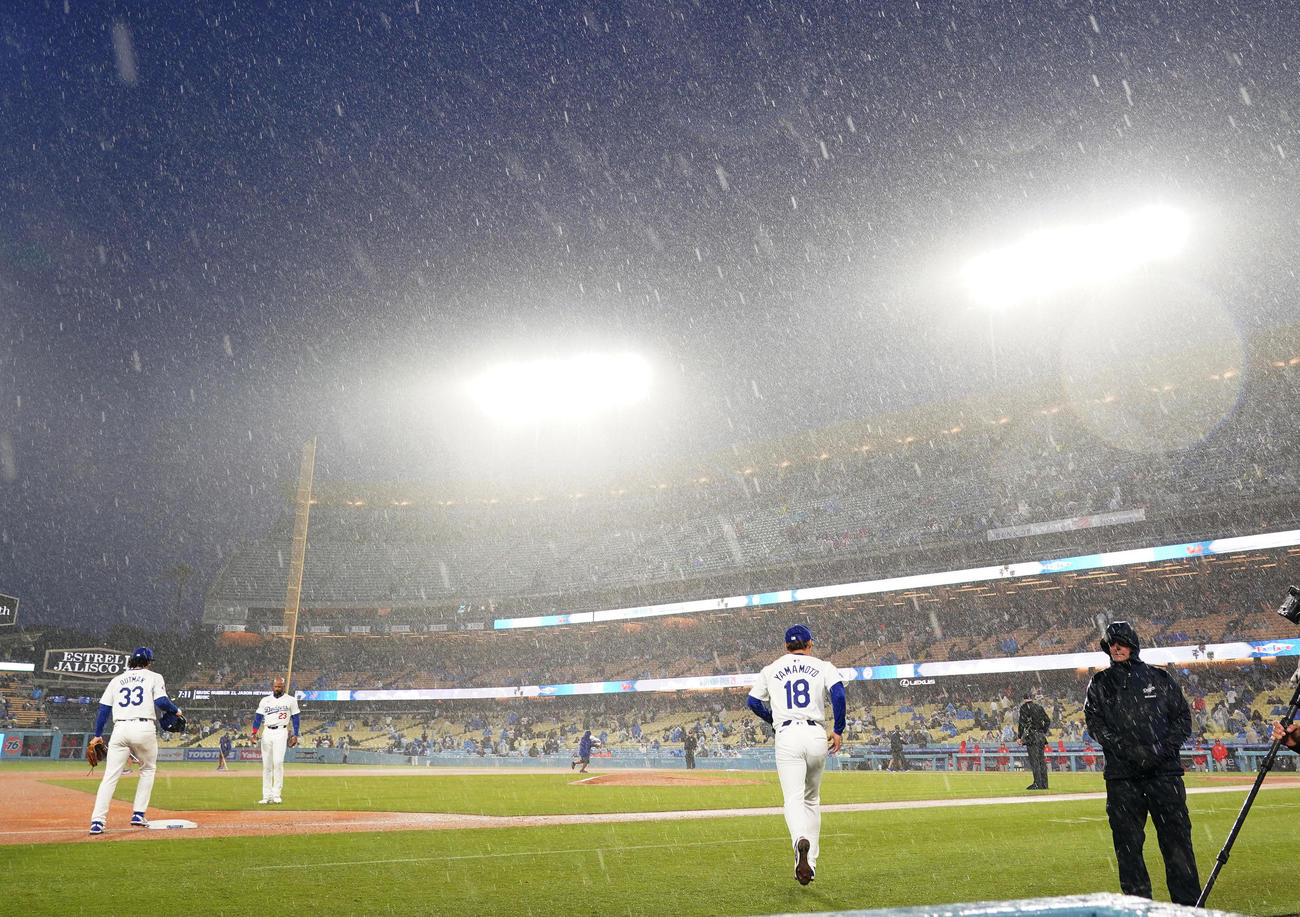 ドジャース対カージナルス　5回を前に雨の中、マウンドに向かうドジャース山本（撮影・菅敏）