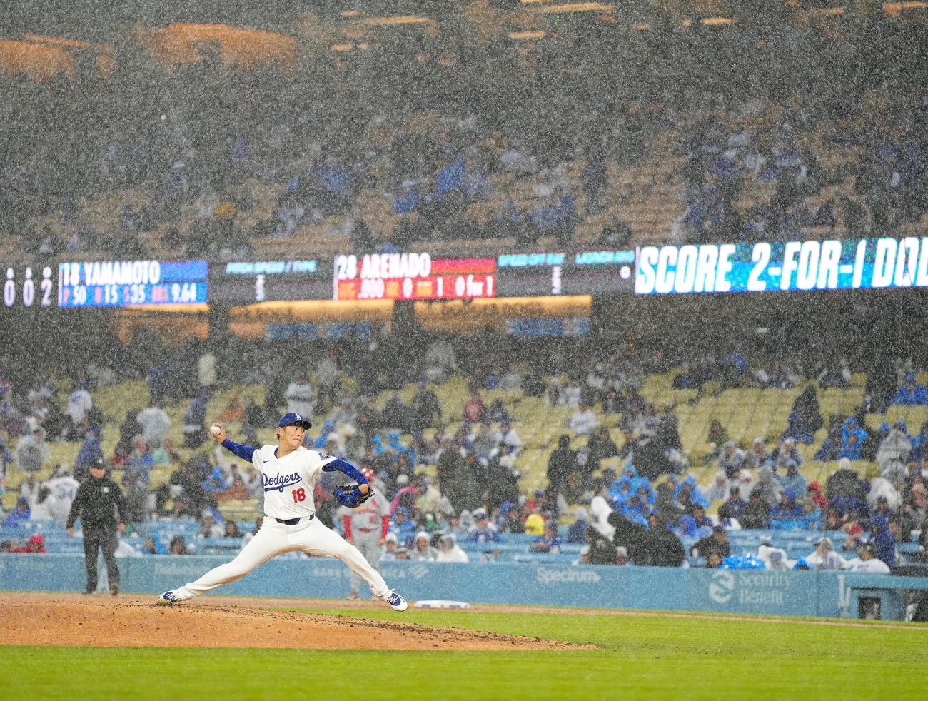 ドジャース対カージナルス　ホーム初先発し、雨に中で力投するドジャース山本（撮影・菅敏）