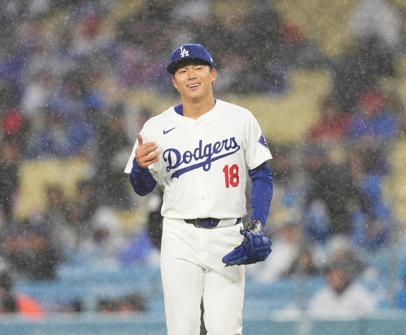 ドジャース対カージナルス　4回、雨の中、ナインに向かってポーズをとるドジャース山本（撮影・菅敏）