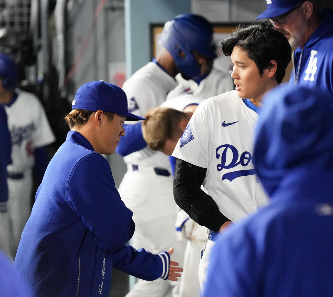 ドジャース対カージナルス　5回、生還しベンチで山本（左）に声をかけられる大谷（撮影・菅敏）