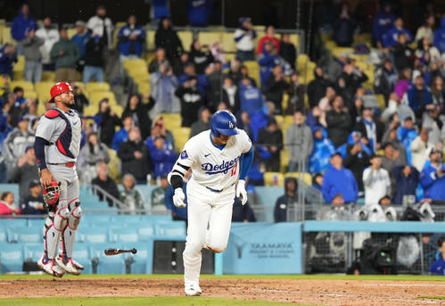 ドジャース対カージナルス　10回裏ドジャース2死満塁、チャンスの場面で遊飛に倒れゲームセットとし、肩を落とす大谷（撮影・菅敏）