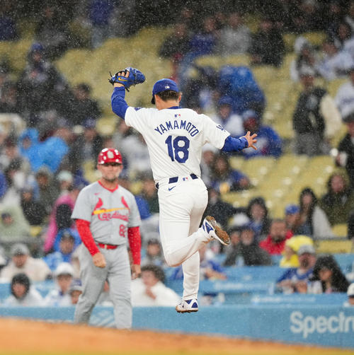 ドジャース対カージナルス　4回、ベースカバーに入るドジャース山本（撮影・菅敏）