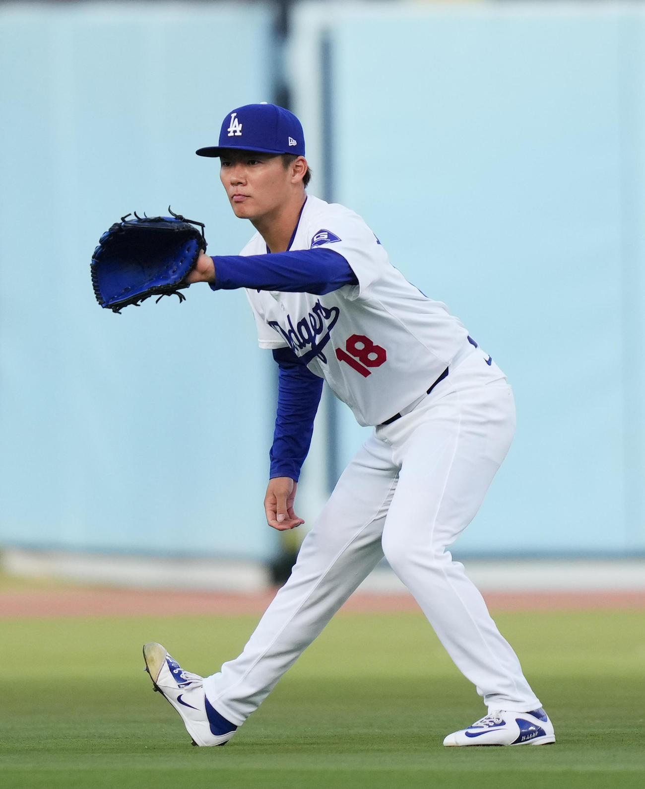 ドジャース対カージナルス　試合前、アップをするドジャース山本（撮影・菅敏）