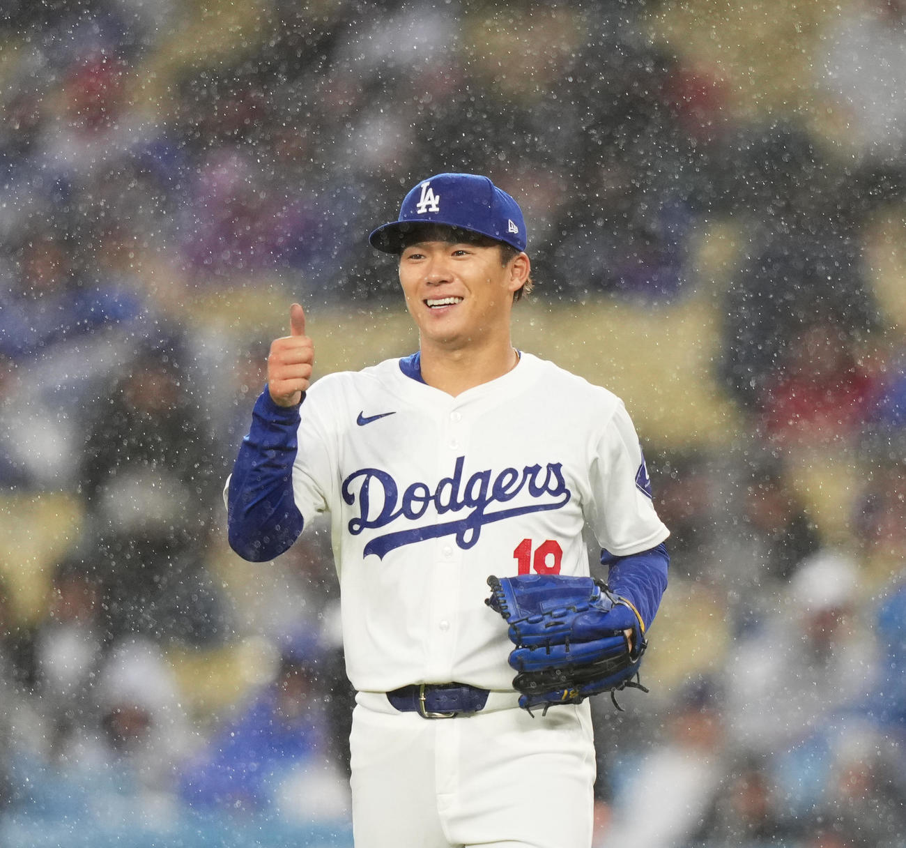 ドジャース対カージナルス　4回、雨の中、ナインに向かってポーズをとるドジャース山本（撮影・菅敏）