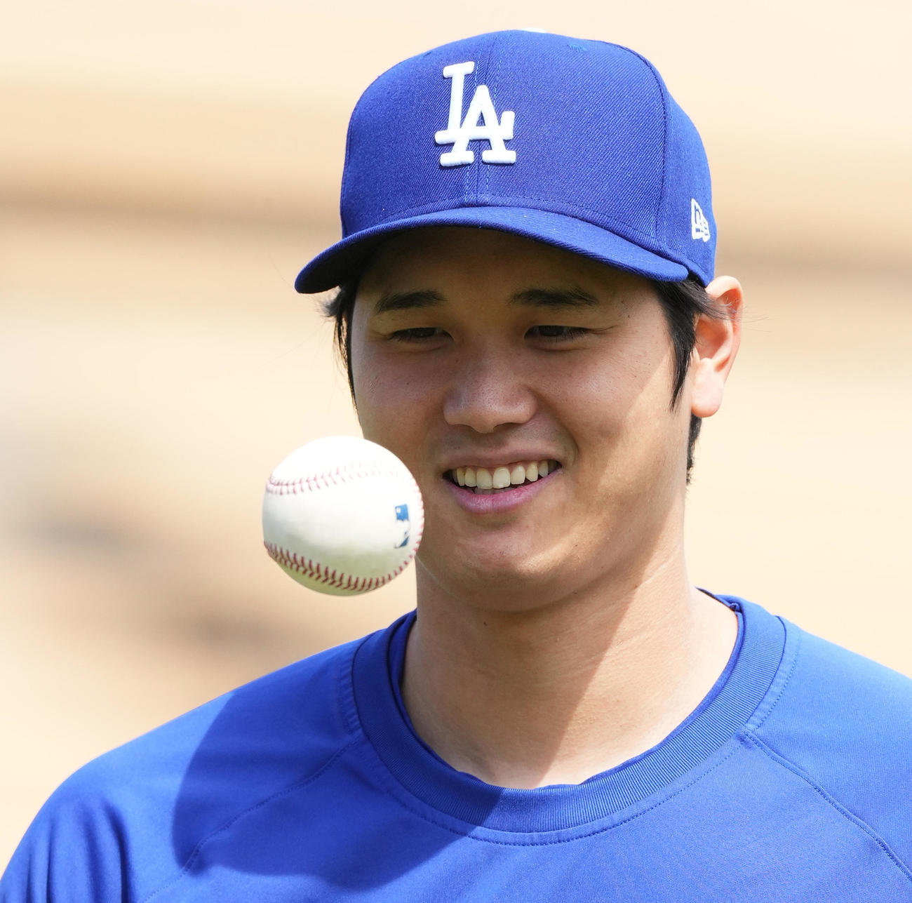ドジャース対カージナルス　試合前、リラックスした表情でキャッチボールをするドジャース大谷（撮影・菅敏）