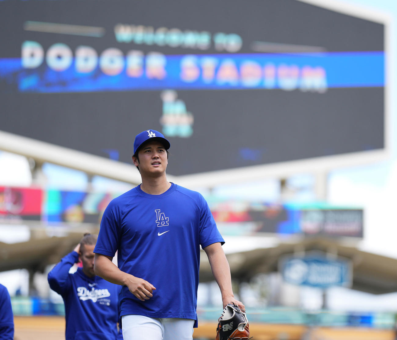 ドジャース対カージナルス　キャッチボールを終え、ロッカールームに引き揚げるドジャース大谷（撮影・菅敏）