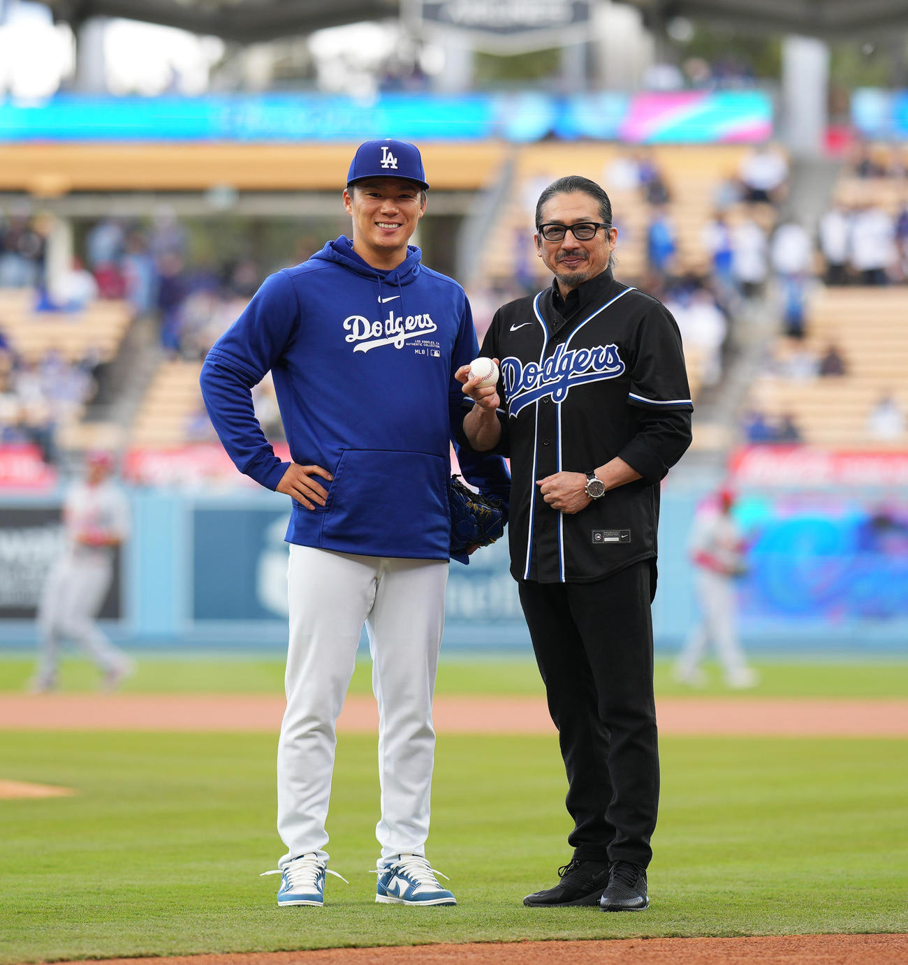 ドジャース対カージナルス　始球式を終え、山本（左）と記念写真に納まる真田広之（撮影・菅敏）