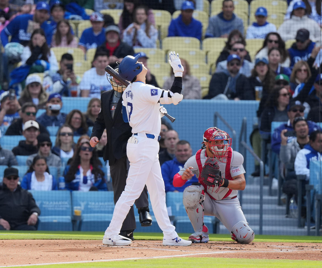 ドジャース対カージナルス　1回裏ドジャース1死、見逃しの三振に倒れ、天を仰ぐ大谷（撮影・菅敏）