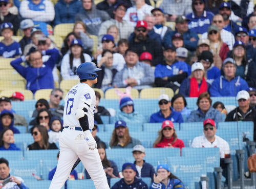ドジャース対カージナルス　3回裏ドジャース2死一塁、空振りの三振に倒れ、ベンチに戻る大谷（撮影・菅敏）