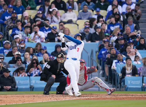 ドジャース対カージナルス　6回裏ドジャース無死、右二塁打を放つ大谷（撮影・菅敏）
