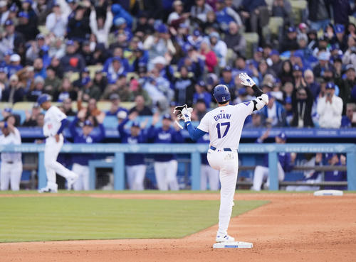 ドジャース対カージナルス　6回裏ドジャース無死、右二塁打を放ち、ベンチに向かってポーズをとる大谷（撮影・菅敏）
