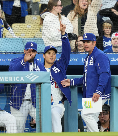 ドジャース対カージナルス　9回、ベンチで指を突き上げるドジャース大谷（中央）（撮影・菅敏）