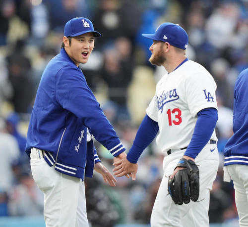 ドジャース対カージナルス　カージナルスに勝利し、マンシー（右）をタッチで迎えるドジャース大谷（撮影・菅敏）