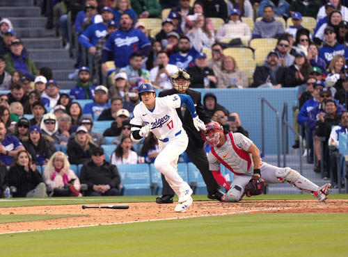 ドジャース対カージナルス　6回裏ドジャース無死、右二塁打を放つ大谷（撮影・菅敏）