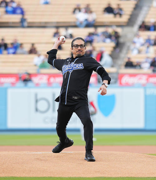 ドジャース対カージナルス　始球式を務める真田広之（撮影・菅敏）