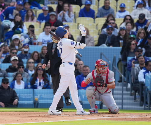 ドジャース対カージナルス　1回裏ドジャース1死、見逃しの三振に倒れ、天を仰ぐ大谷（撮影・菅敏）