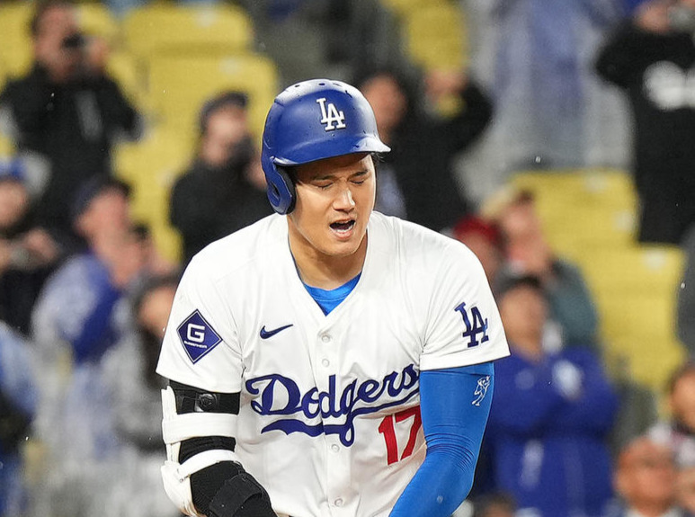 ドジャース対カージナルス　10回裏ドジャース2死満塁、チャンスの場面で遊飛に倒れゲームセットとし、肩を落とす大谷（撮影・菅敏）