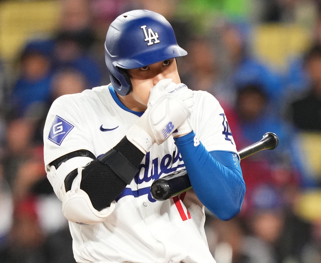 ドジャース対カージナルス　5回裏ドジャース1死一塁、打席で手を暖める大谷（撮影・菅敏）
